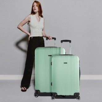 Havel rigid medium suitcases with a capacity of 91 L